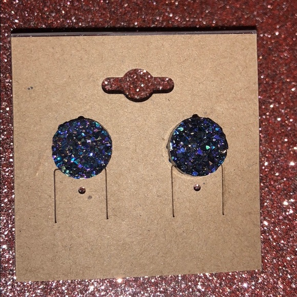 Small Druzy Stud earrings - Picture 3 of 4